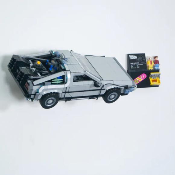 Ophængt LEGO Icons 10300 tidsmaskinen fra tilbage til fremtiden vandret set fra venstre side