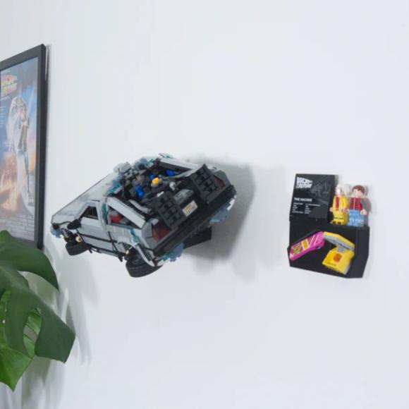 Ophængt LEGO Icons 10300 tidsmaskinen fra tilbage til fremtiden set bagfra vandret