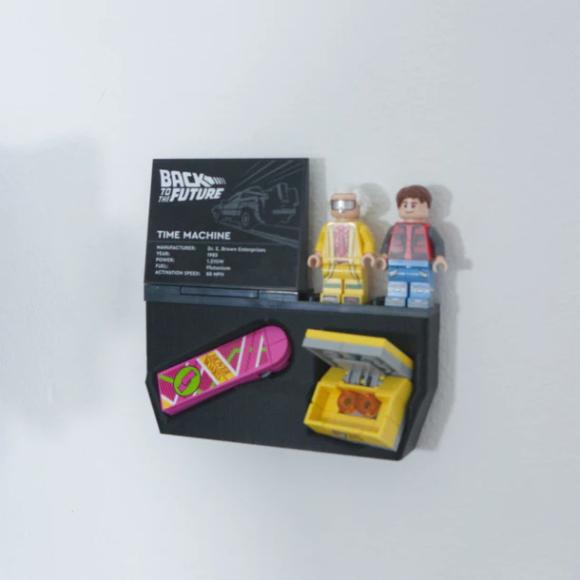 Ophængt LEGO Icons 10300 tidsmaskinen fra tilbage til fremtiden minifigur-ophæng der medfølger