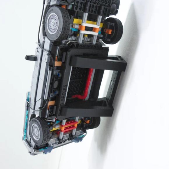 Ophængt LEGO Icons 10300 tidsmaskinen fra tilbage til fremtiden set fra bunden