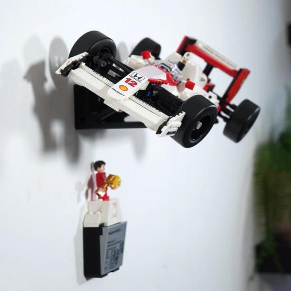 Ophængt LEGO Icons 10330 McLaren MP4/4 Ayrton Senna vandret set fra venstre side