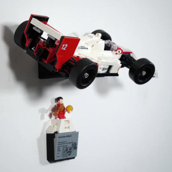 Ophængt LEGO Icons 10330 McLaren MP4/4 Ayrton Senna sammen med figurholder til samme sæt