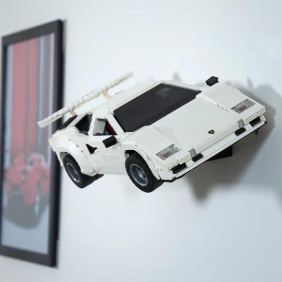 Ophængt LEGO Icons 10337 Lamborghini Countach 5000 Quattrovalvole vandret set fra højre side