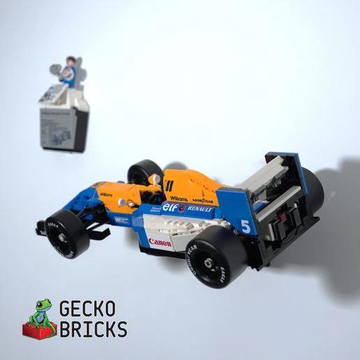 Ophængt LEGO Icons 10353 Williams Racing FW14B set bagfra mod højre