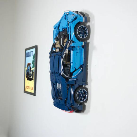 Ophængt LEGO Technic 42083 Bugatti Chiron lodret set fra højre