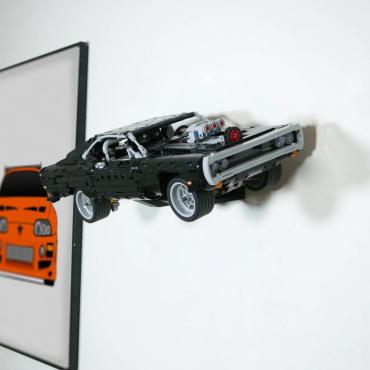 Ophængt LEGO Technic 42111 Doms Dodge Charger vandret set fra højre