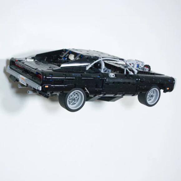 Ophængt LEGO Technic 42111 Doms Dodge Charger set fra bagsiden mod venstre