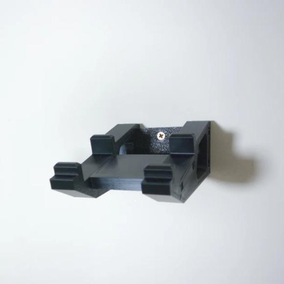 Ophæng brugt til at hænge LEGO Technic 42111 Doms Dodge Charger vandret på væg