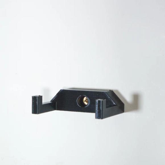 Ophæng brugt til at hænge LEGO Technic 42111 Doms Dodge Charger lodret på væg