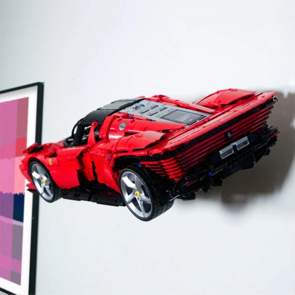 Ophængt LEGO Technic 42143 Ferrari Daytona SP3 vandret set bagfra