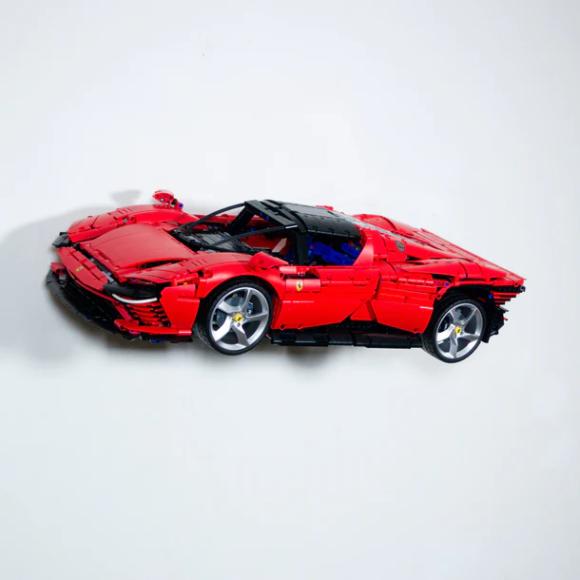 Ophængt LEGO Technic 42143 Ferrari Daytona SP3 vandret set fra højre