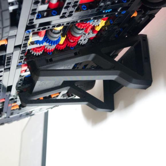 Ophængt LEGO Technic 42143 Ferrari Daytona SP3 set nedenfra vandret