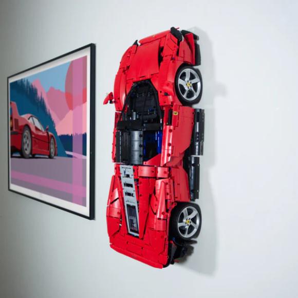 Ophængt LEGO Technic 42143 Ferrari Daytona SP3 lodret set fra højre