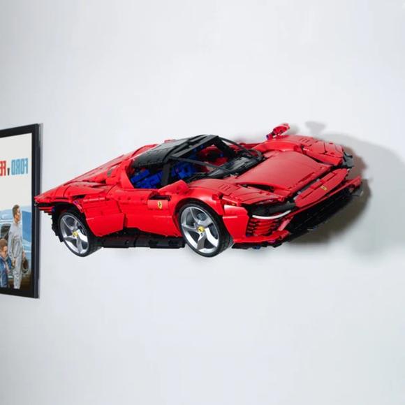 Ophængt LEGO Technic 42143 Ferrari Daytona SP3 vandret set fra højre