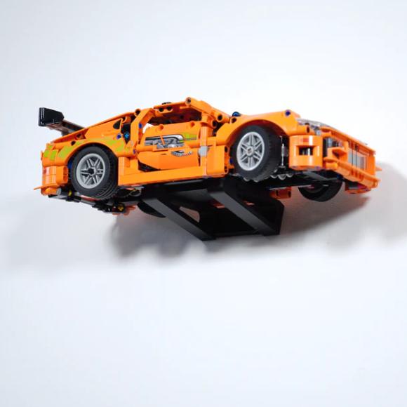 Ophængt LEGO Technic 42204 Fast & Furious Toyota Supra MK4 set nedefra