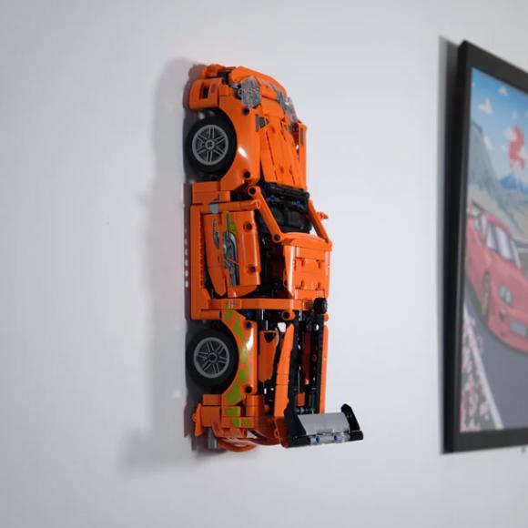 Ophængt LEGO Technic 42204 Fast & Furious Toyota Supra MK4 lodret set fra venstre side