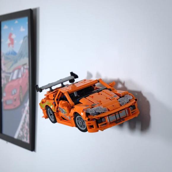 Ophængt LEGO Technic 42204 Fast & Furious Toyota Supra MK4 vandret set fra højre