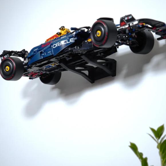 Ophængt LEGO Technic 42206 Oracle Red Bull RB20 F1 set nedenfra