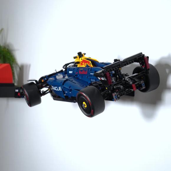 Ophængt LEGO Technic 42206 Oracle Red Bull RB20 F1 bagende set fra højre