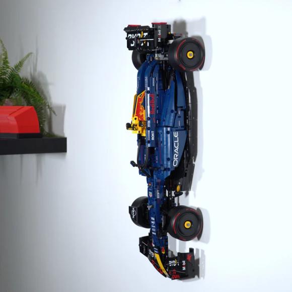 Ophængt LEGO Technic 42206 Oracle Red Bull RB20 F1 lodret set fra højre