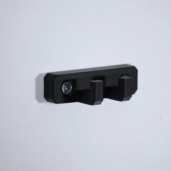 Ophæng brugt til at hænge LEGO Technic 42206 Oracle Red Bull RB20 F1 vandret flad mod væg