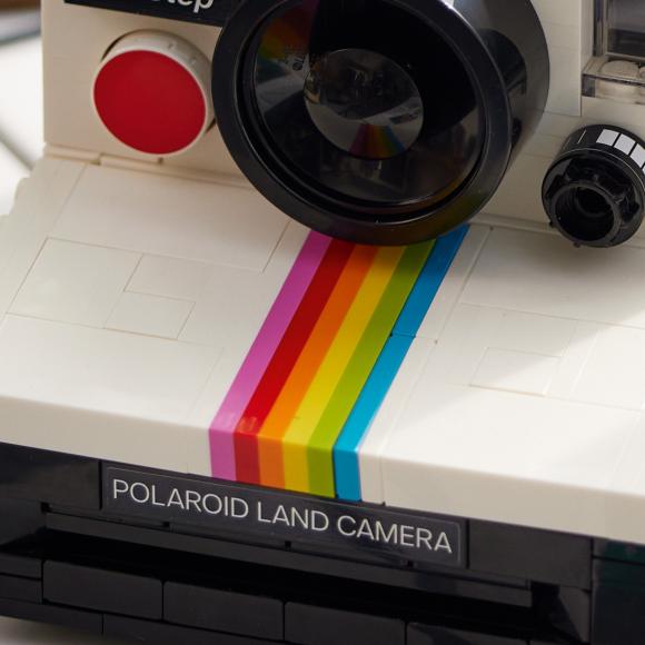 LEGO Ideas 21345 Polaroid OneStep SX-70-kamera fronten af kamera zoomet ind