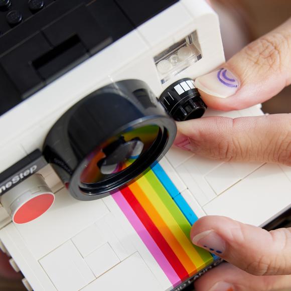 LEGO Ideas 21345 Polaroid OneStep SX-70-kamera knap på kameraet zoomet ind