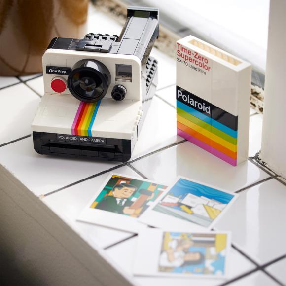 LEGO Ideas 21345 Polaroid OneStep SX-70-kamera udstillet med dekoration i vindueskarm