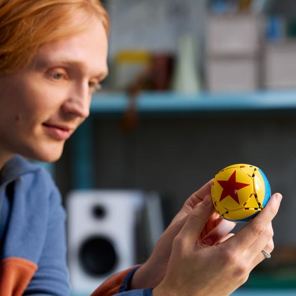 Person og bolden fra LEGO Ideas 21357 Disney Pixar Luxo Jr. 