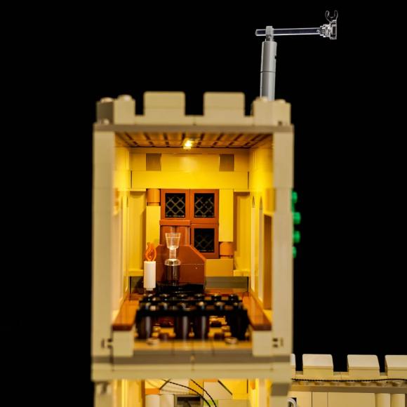 Oplyst Harry Potter 76447 Hogwarts™-slottet: Flyvelektioner med BrickBling zoomet ind på torn