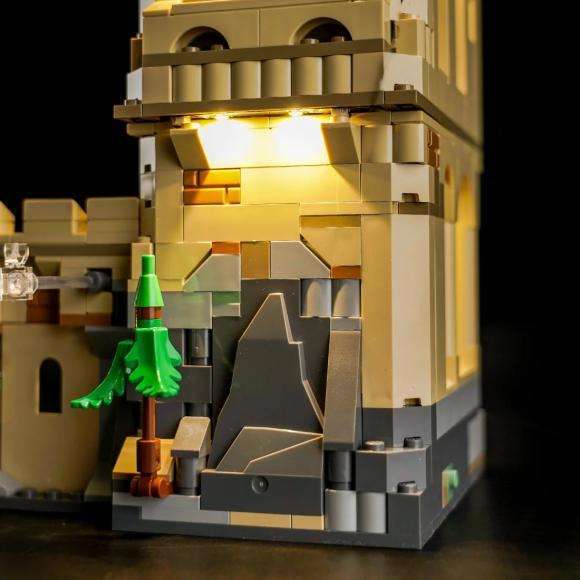 Oplyst Harry Potter 76447 Hogwarts™-slottet: Flyvelektioner med BrickBling indgang
