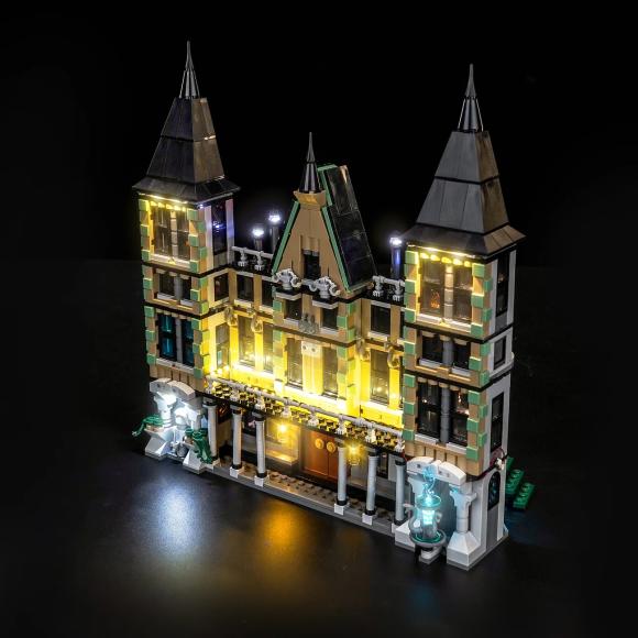 Oplyst LEGO Harry Potter 76453 Malfoy-familiens herregård med BrickBling set oppefra mod højre