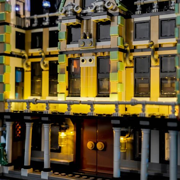 Oplyst LEGO Harry Potter 76453 Malfoy-familiens herregård med BrickBling set fra hoveddøren