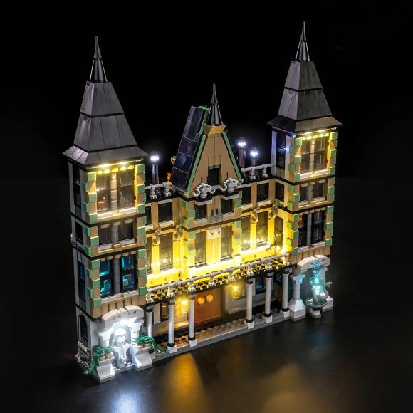 Oplyst LEGO Harry Potter 76453 Malfoy-familiens herregård med BrickBling set oppefra mod venstre side