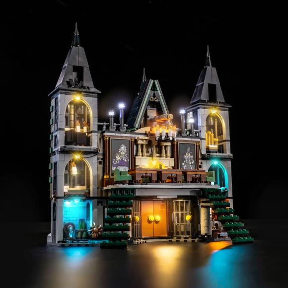 Oplyst LEGO Harry Potter 76453 Malfoy-familiens herregård med BrickBling set nedefra med venstre side