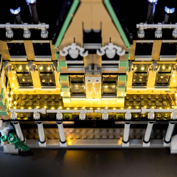 Oplyst LEGO Harry Potter 76453 Malfoy-familiens herregård med BrickBling set oppefra hvor der kigges ned på fronten