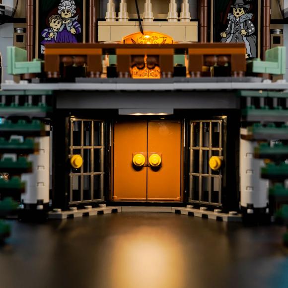 Oplyst LEGO Harry Potter 76453 Malfoy-familiens herregård med BrickBling hoveddøren