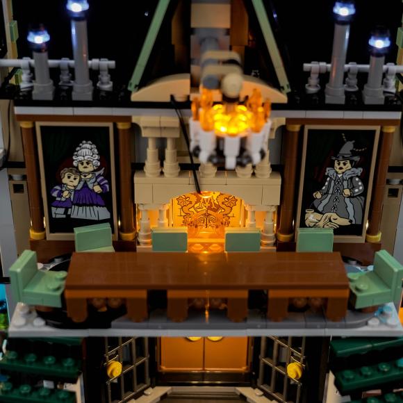 Oplyst LEGO Harry Potter 76453 Malfoy-familiens herregård med BrickBling gildesal