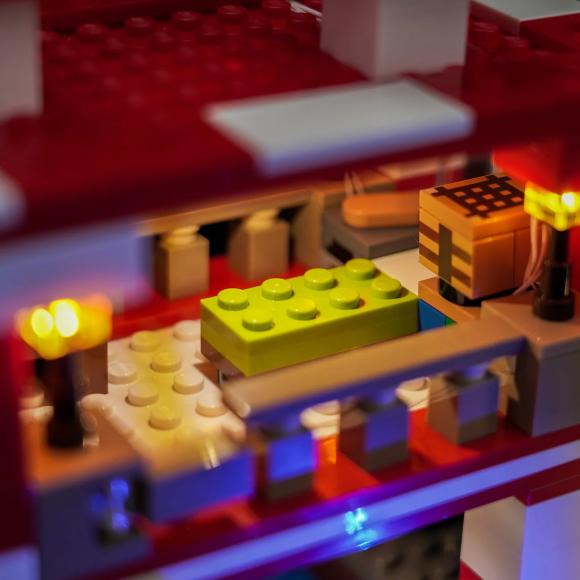 Oplyst LEGO Harry Potter 76453 Malfoy-familiens herregård med BrickBling indenfor 