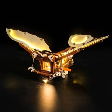 Oplyst LEGO Icons 10363 Leonardo da Vincis flyvemaskine med Brickbling set fra venstre side