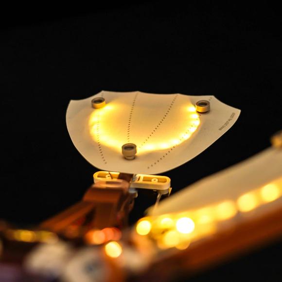 Oplyst LEGO Icons 10363 Leonardo da Vincis flyvemaskine med Brickbling hvor man kan se halen