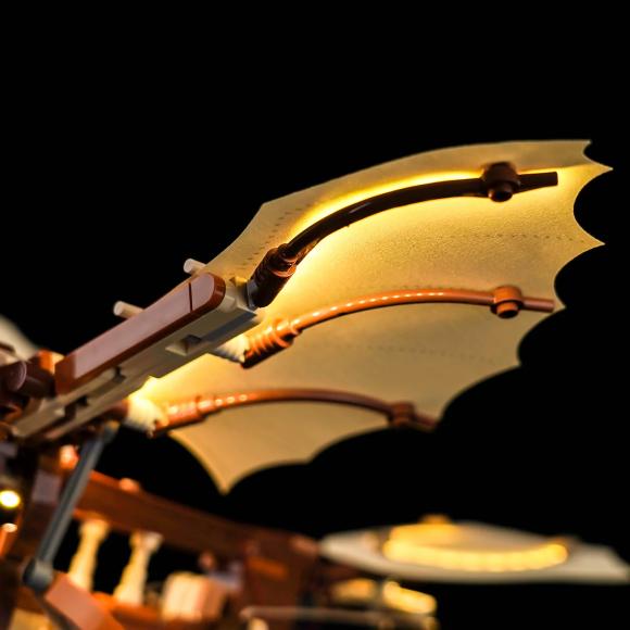 Oplyst LEGO Icons 10363 Leonardo da Vincis flyvemaskine med Brickbling vinger