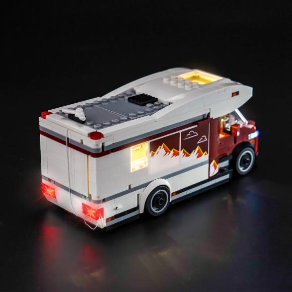 Oplyst LEGO City 60454 Ferie-eventyr i autocamper med Brickbling set bagfra fra højre side