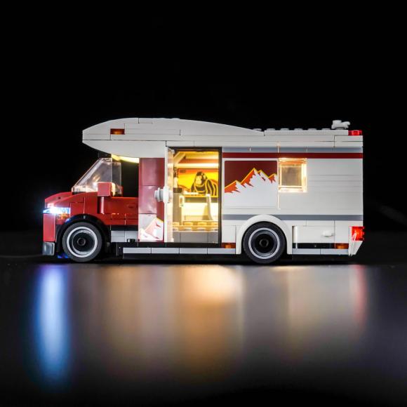 Oplyst LEGO City 60454 Ferie-eventyr i autocamper med Brickbling set fra siden