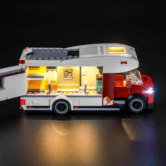 Oplyst LEGO City 60454 Ferie-eventyr i autocamper med Brickbling med åben interiør set fra siden
