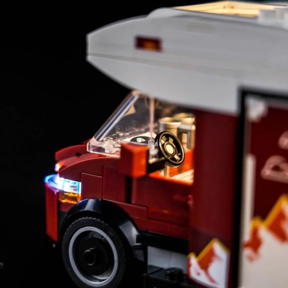 Oplyst LEGO City 60454 Ferie-eventyr i autocamper med Brickbling cockpit zoomet ind