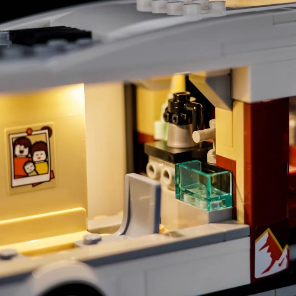 Oplyst LEGO City 60454 Ferie-eventyr i autocamper med Brickbling interiør zoomet ind