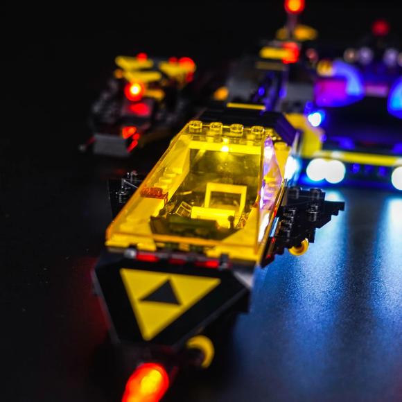 Oplyst LEGO Icons 10355 Blacktron Renegade med BrickBling cockpit zoomet ind