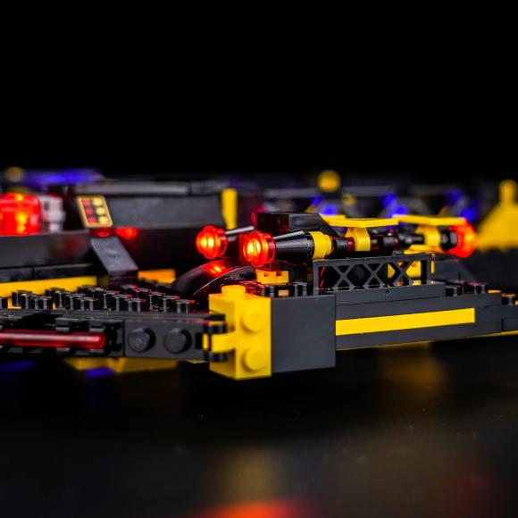 Oplyst LEGO Icons 10355 Blacktron Renegade med BrickBling detaljer på rumskibet