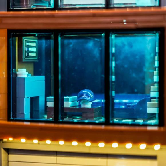 Oplyst LEGO Ideas 21354 Twilight Cullen Familiens hus med BrickBling ind ad vinduet